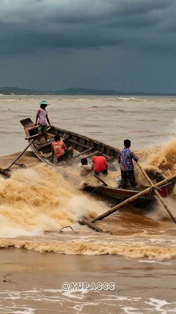 [video Ekstrem] Perahu Nelayan Serang Terombang-ambing Gelombang Tinggi Di Selat Sunda!