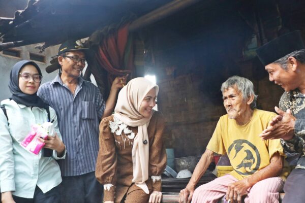 Bupati Serang Ratu Zakiyah Kunjungi Lansia di Rutilahu, Mata Berkaca-kaca Melihat Kondisi Memprihatinkan