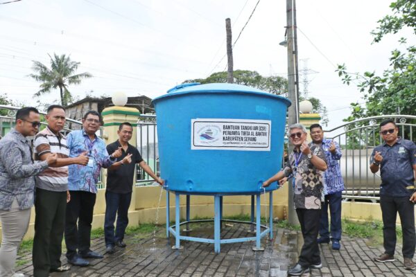 Perumda Tirta Albantani Salurkan Bantuan Toren Tangki Air Bersih, Warga Kibin Bahagia
