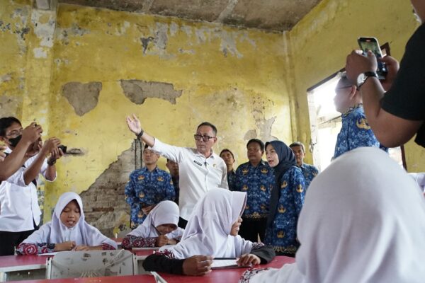 Tinjau SDN 01 Palamakan Bandung, Bupati Serang Ratu Zakiyah Pastikan Segera Revitalisasi 2 Ruang Kelas